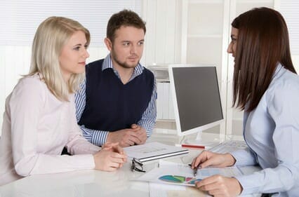 Junges Paar in einer Besprechung: Kunde und Berater